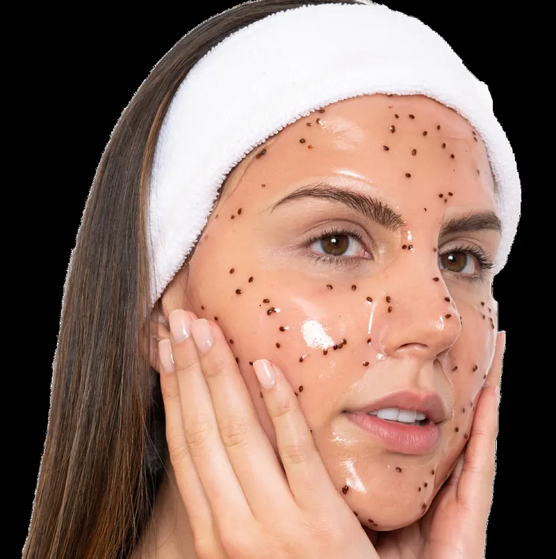 Femeie cu mască esthemax® cu particule, atingându-⁠și obrajii