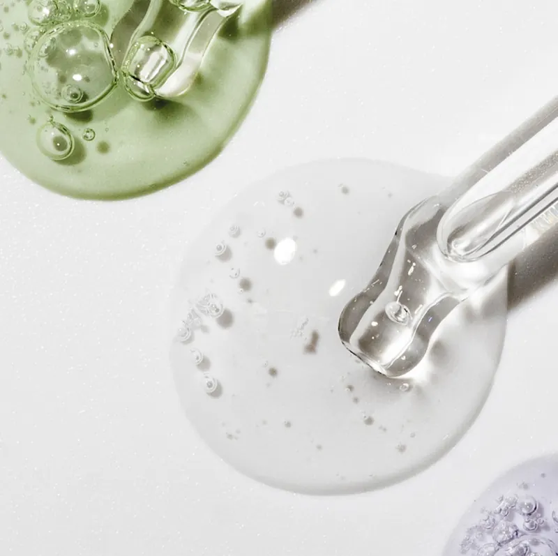 Picături de gel și ser esthemax® cu pipetă, pe fundal alb