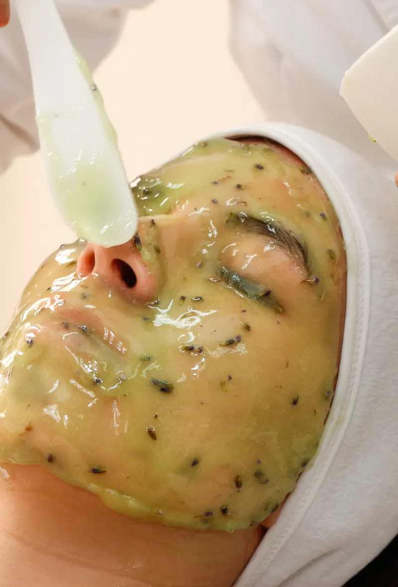 Aplicarea unei măști verzi esthemax® cu pensula, în cabinetul cosmetologic