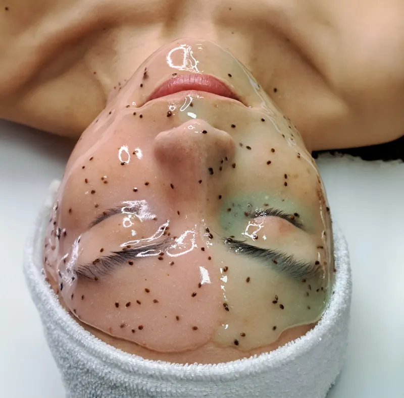 Mască Hydrojelly® esthemax® translucidă pe față, în prim-⁠plan