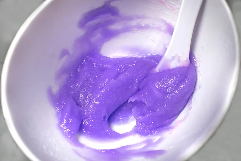 Mască esthemax® mov preparată într-⁠un bol, cu spatulă