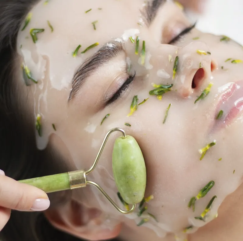 Masaj facial cu rola de jad peste o mască Hydrojelly® cu ierburi