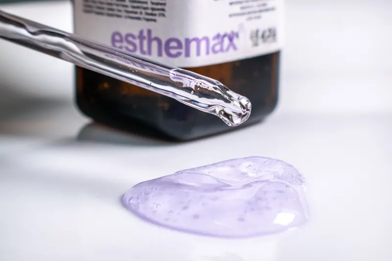 Pipetă cu ser esthemax® deasupra unei picături de gel